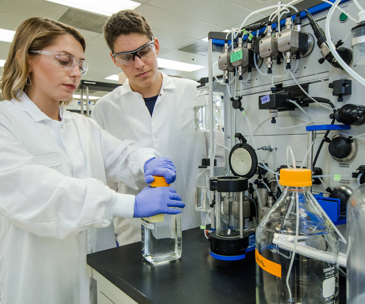 KGI students in lab