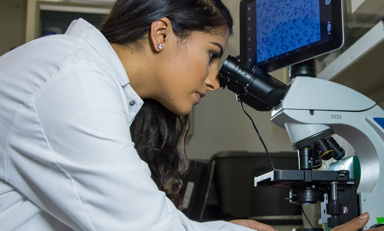 kgi student in lab