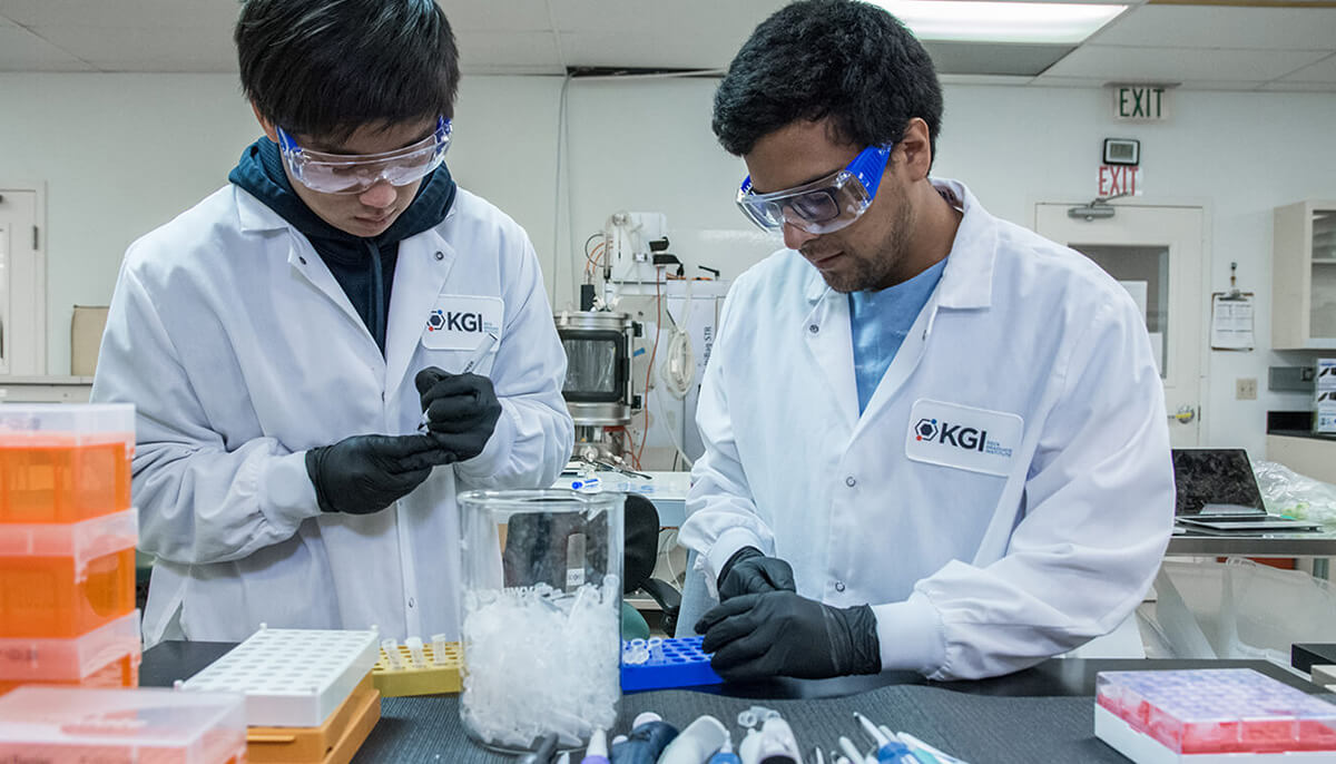 kgi students in lab